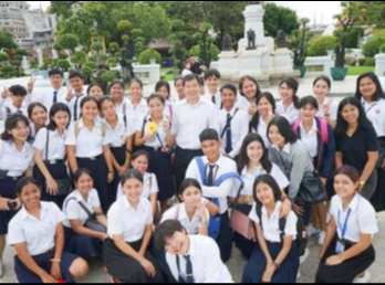 Tourism Management Program SSRUIC
arranged students on walk tour to visit
main temples  in the inner Bangkok